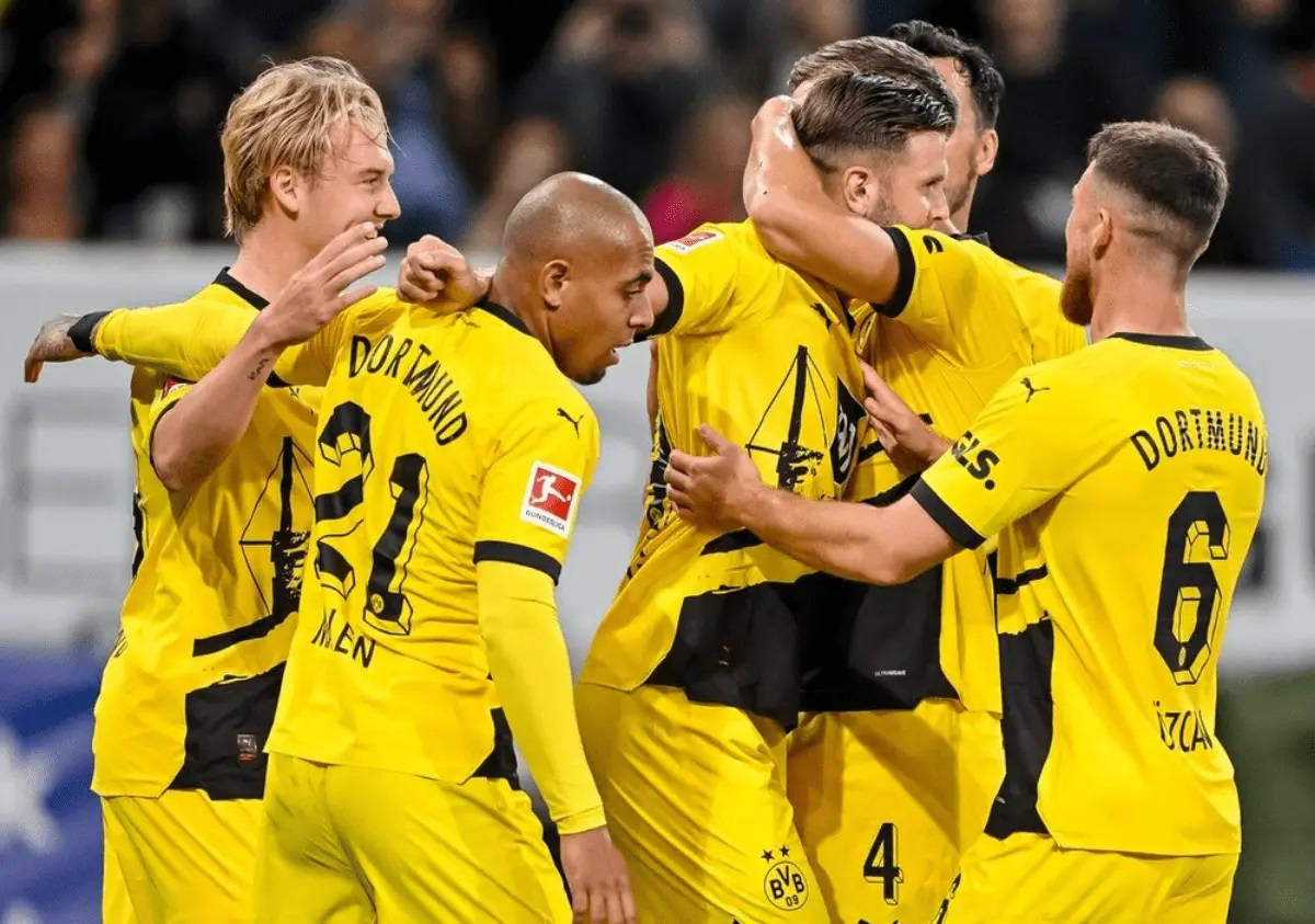 关于欧冠杯半决赛首回合：多特蒙德队大胜皇马队的信息