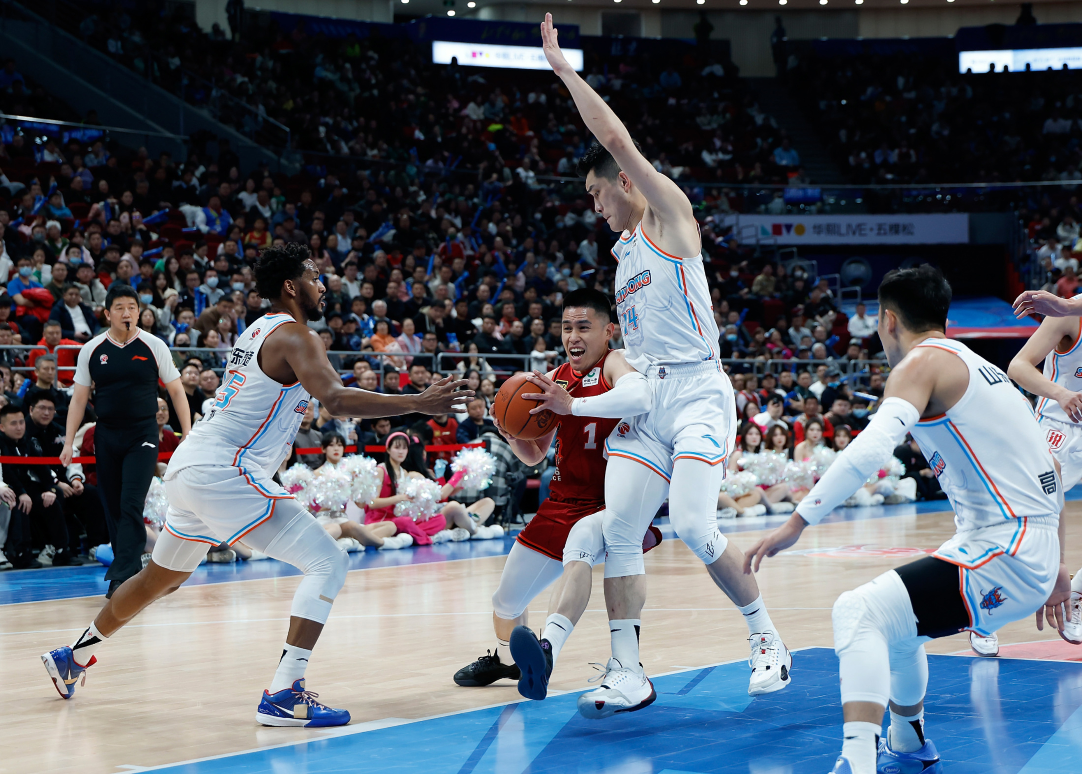 米兰体育app-本赛季联赛场面惊险刺激，多场胶着战局令球迷热血沸腾的简单介绍