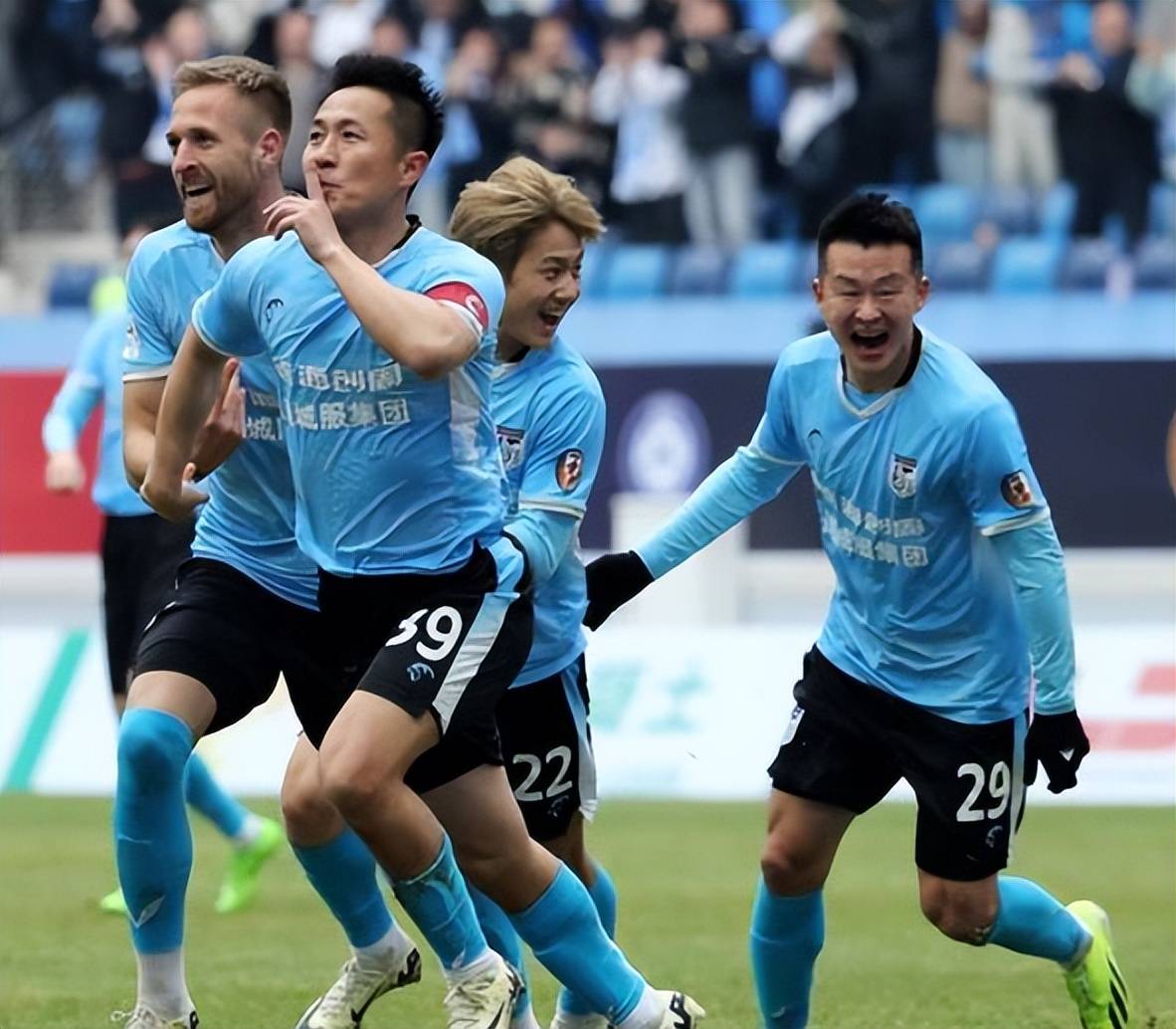 爬行者球员受伤仍坚持比赛，精神可嘉