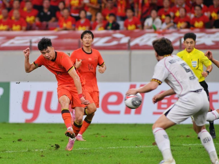 球迷热情助威支持国际杯赛球队的简单介绍