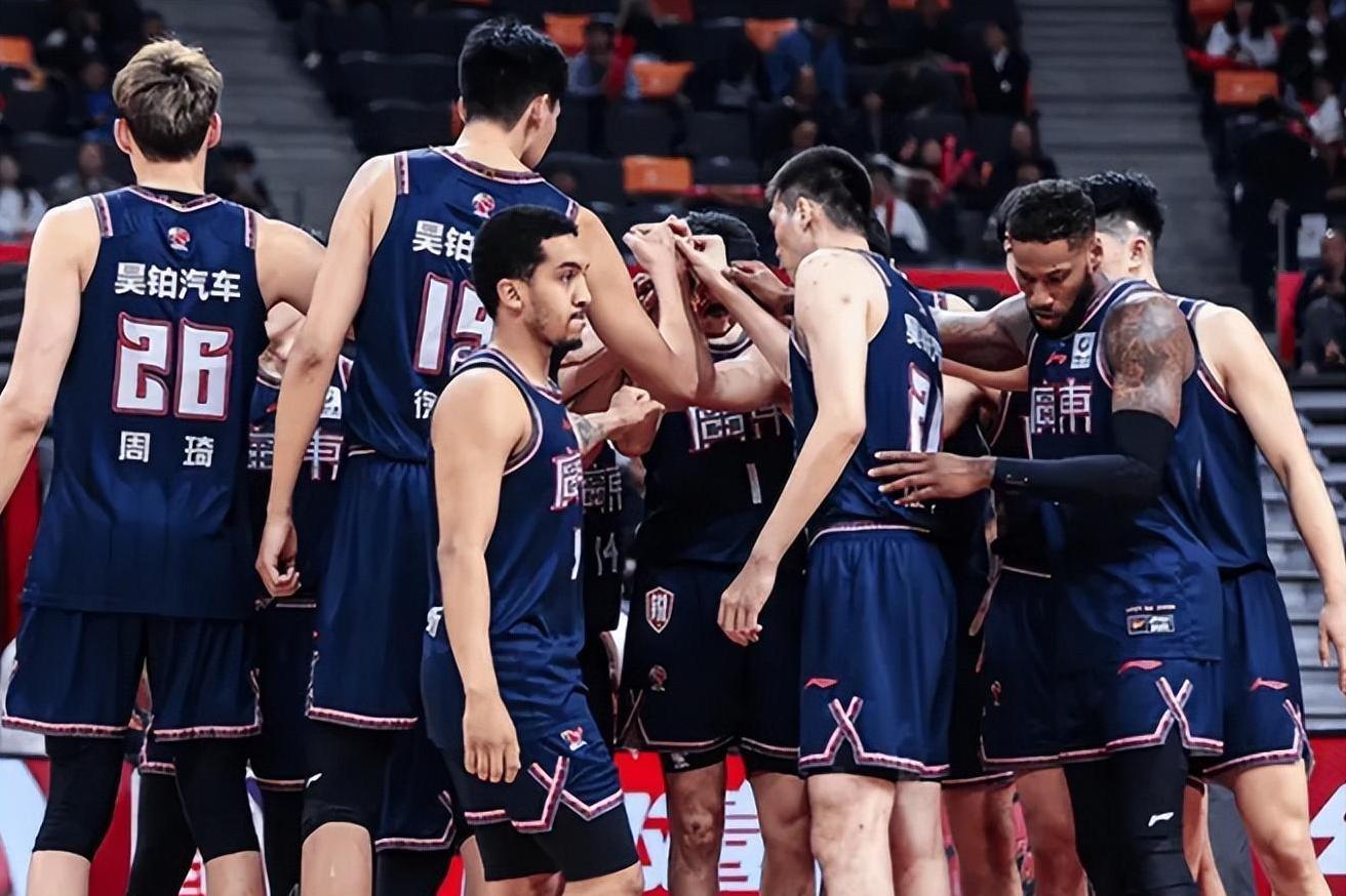 关于篮球职业联赛战绩逐渐显现出赛季态势的信息